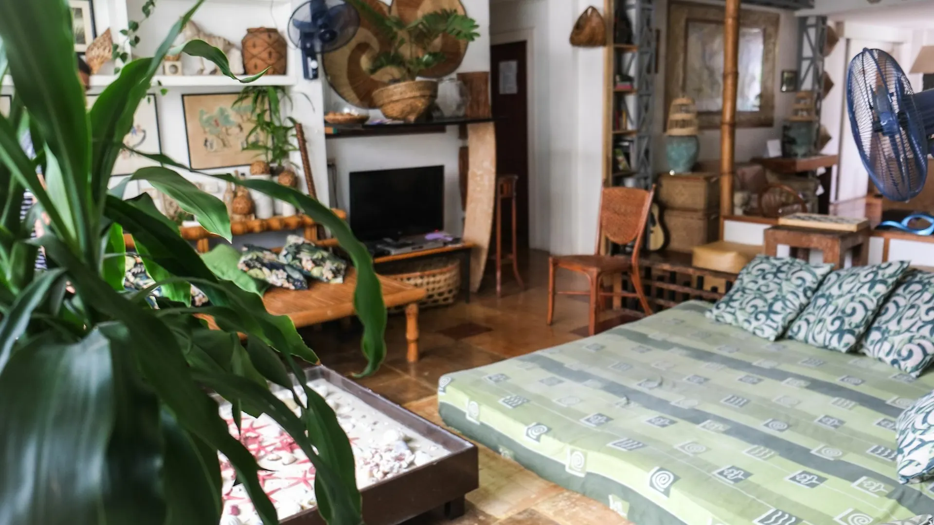 Humble Hut Hostel Manila